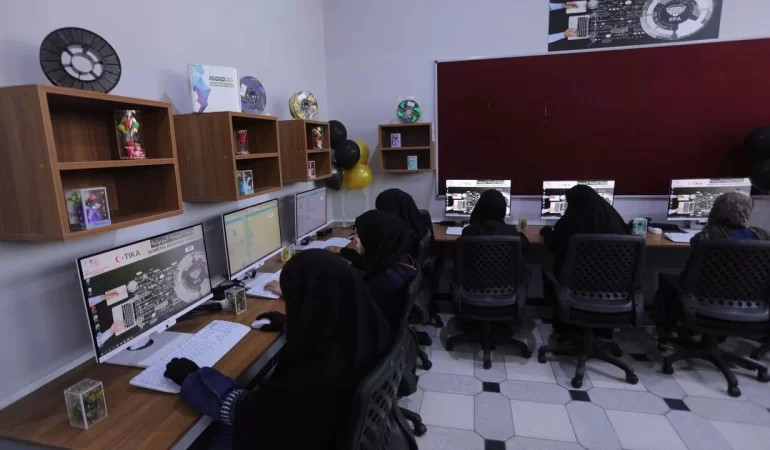 aa-20231004-32309968-32309965-tika-suriyenin-kuzeyinde-robotik-kodlama-merkezi-acti