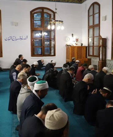 aa-20231013-32387620-32387618-sakaryada-camilerde-mehmetcik-ve-filistin-icin-dua-edildi-1