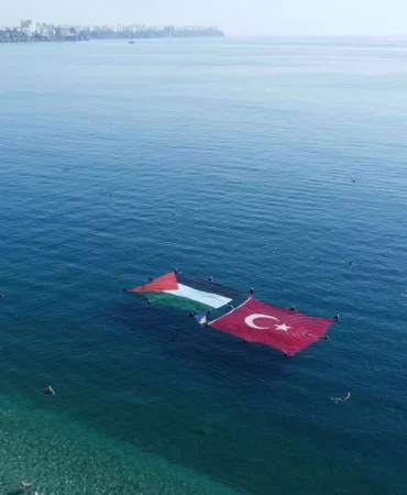aa-20231025-32510465-32510460-antalyada-arama-kurtarma-ekipleri-denizde-turk-ve-filistin-bayraklari-acti