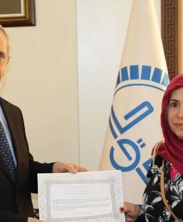 aa-20231025-32513577-32513576-brezilyali-kadin-gezmek-icin-geldigi-kiliste-musluman-oldu