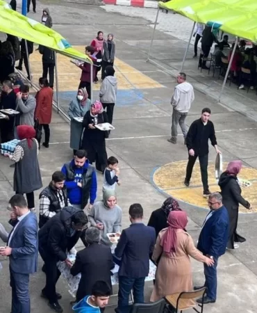 aa-20231207-33128240-33128239-hatayda-lise-ogrencileri-filistinli-cocuklar-icin-kermes-duzenledi