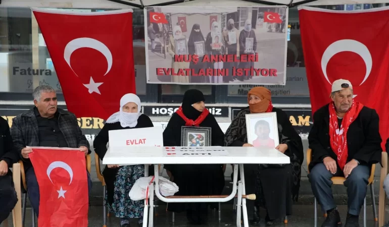 aa-20231213-33173035-33173029-muslu-aileler-cocuklarina-kavusma-umidiyle-hdp-onundeki-eylemini-surduruyor