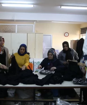 aa-20231218-33211855-33211836-mardinde-dikis-makineleri-gazzedeki-kadin-ve-cocuklar-icin-calisiyor