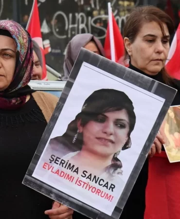 aa-20231221-33240502-33240501-vanli-aileler-hdp-il-baskanligi-onundeki-eylemlerini-surdurdu