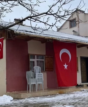 aa-20231223-33255853-33255852-sehit-piyade-uzman-onbasi-yazicinin-gumushanedeki-koyune-turk-bayraklari-asildi