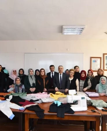 aa-20231226-33279989-33279988-karabukte-kursiyerler-filistinli-cocuklar-icin-1000-esofman-takimi-dikti