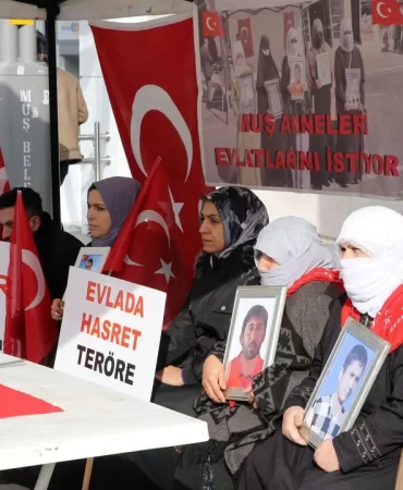 aa-20231227-33286936-33286931-muslu-aileler-cocuklarina-kavusma-umidiyle-hdp-onundeki-eylemini-surdurdu