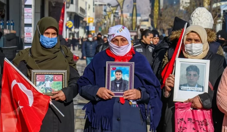 vanda-ailelerin-hdp-il-baskanligi-onunde-yaptigi-eyleme-bir-aile-daha-katildi-400ed62