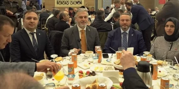 Yrp’li Altınöz, “İsrail” Çağrılarını Unuttu Iftarda Fanta Içirdi