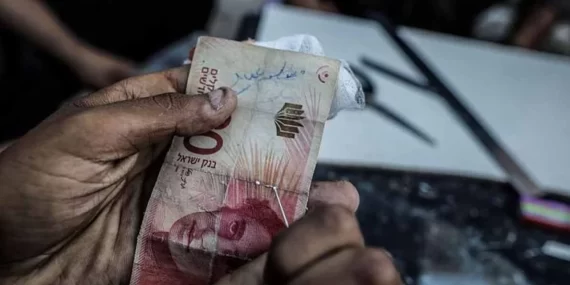 Gazze’de Nakit Krizi: Yıpranan Paralar Tamir Ediliyor