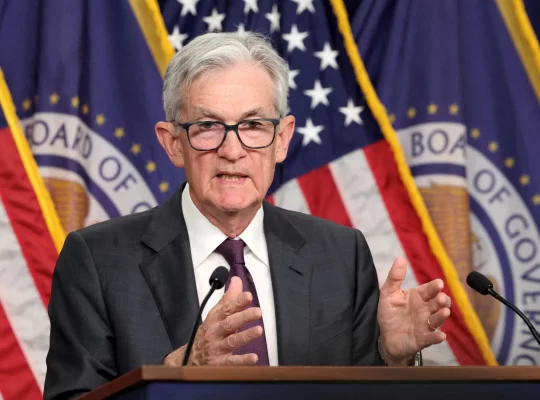 Fed faiz oranlarını sabit tuttu: Savaşın gölgesinde ekonomi