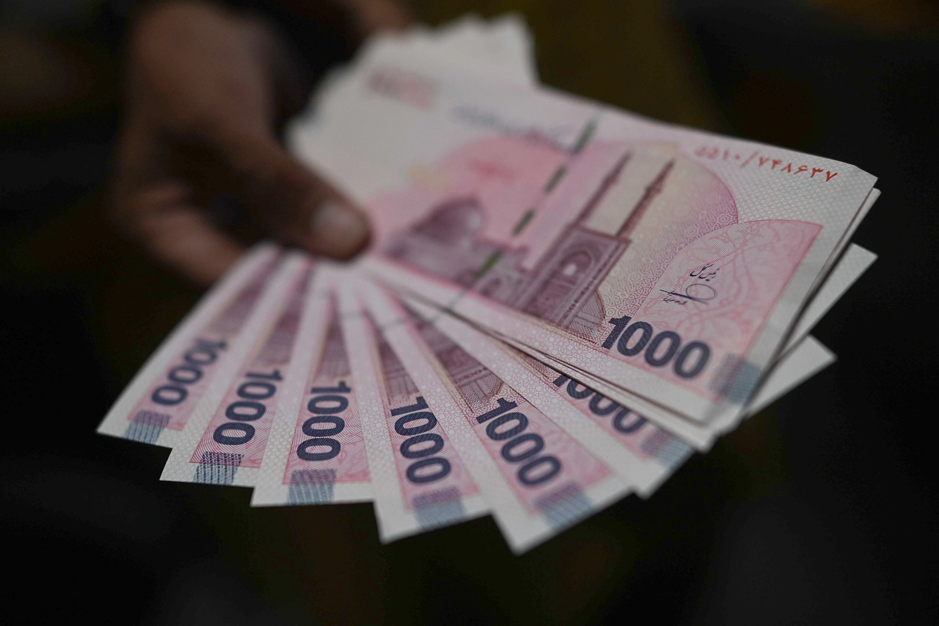 İran riyalinde tarihi çöküş: Dolar 1,8 milyon barajını aştı