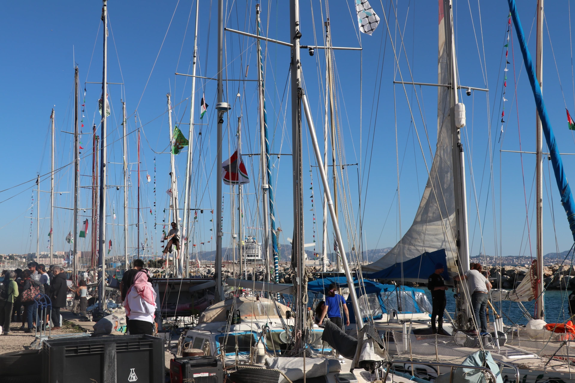 Son imdat çağrısı: İsrail'den yardım filosuna açık denizde baskın