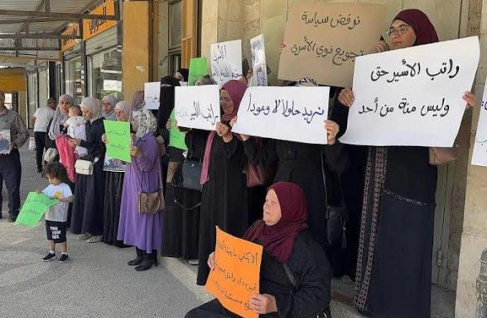 Batı Şeria'da Filistinli ailelerden maaş kesintisi protestosu