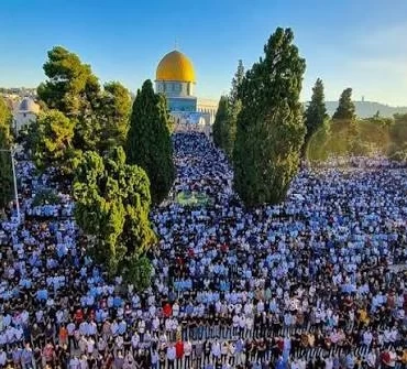 Engellemelere rağmen 75 bin kişi Mescid-i Aksa'da saf tuttu