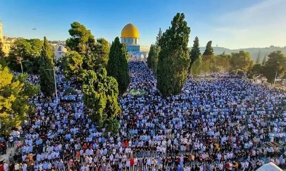 Engellemelere rağmen 75 bin kişi Mescid-i Aksa'da saf tuttu