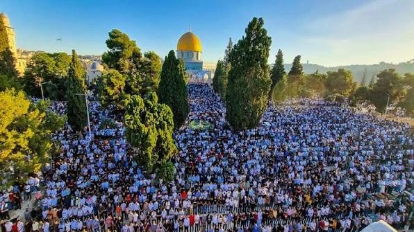 Engellemelere rağmen 75 bin kişi Mescid-i Aksa'da saf tuttu