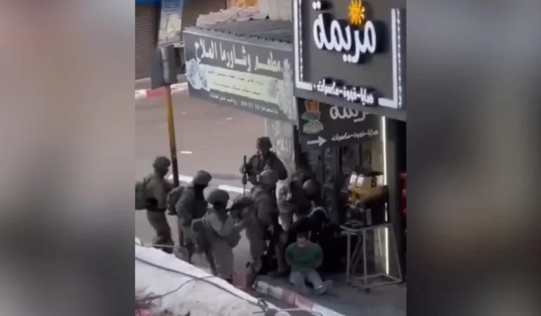 İsrail güçleri Batı Şeria'da gençleri alıkoydu