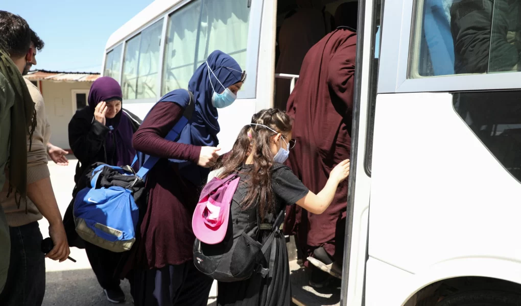 Suriye'den dönen Avustralyalıları havalimanında kelepçe bekliyor