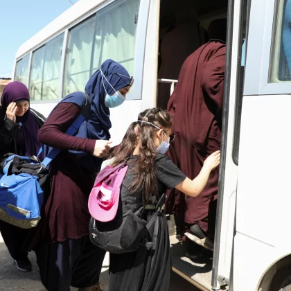 Suriye'den dönen Avustralyalıları havalimanında kelepçe bekliyor