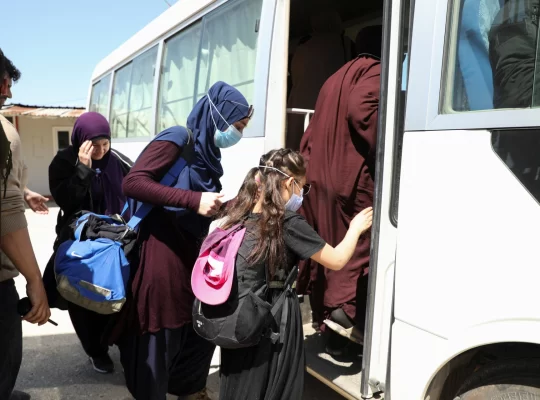 Suriye'den dönen Avustralyalıları havalimanında kelepçe bekliyor
