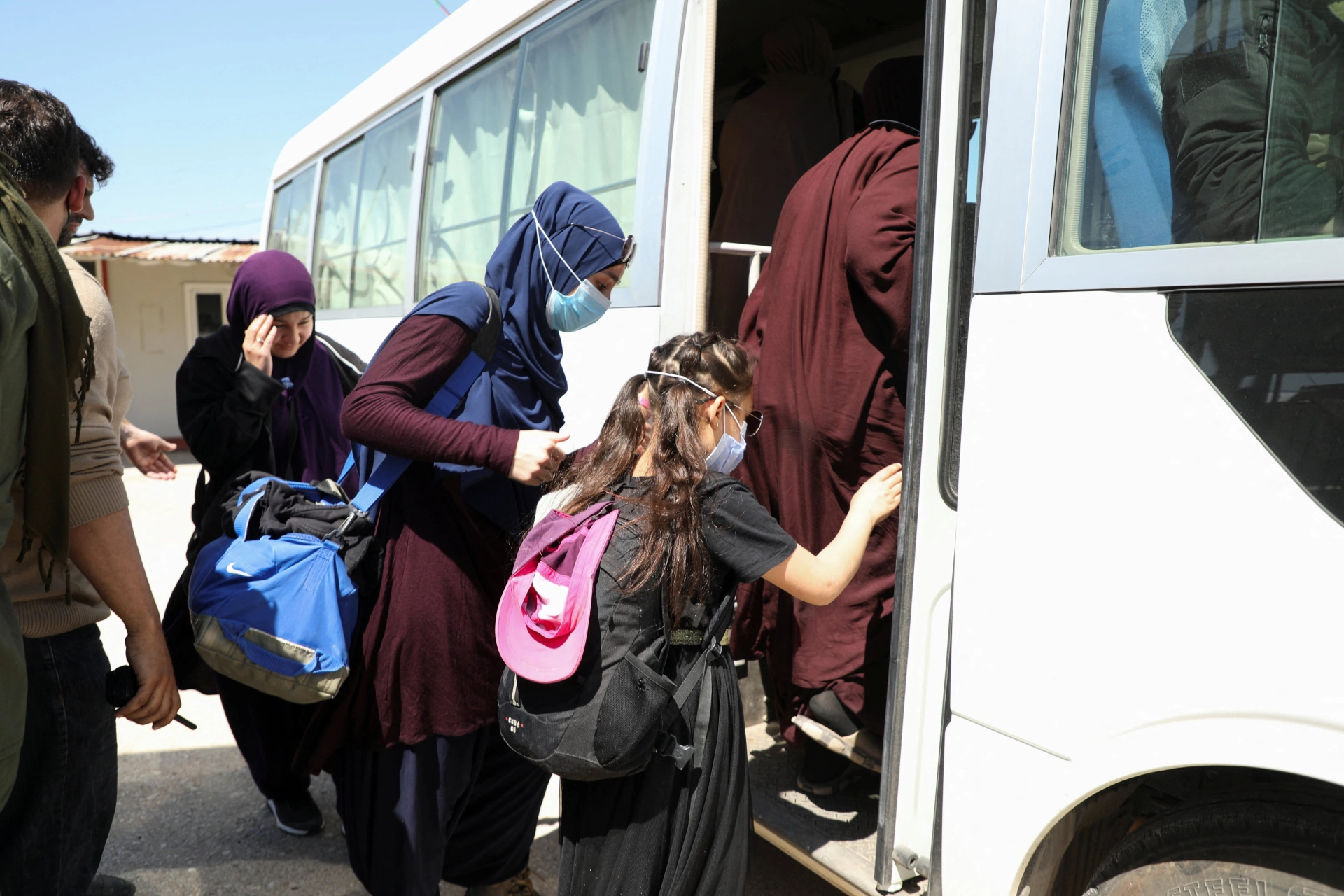 Suriye'den dönen Avustralyalıları havalimanında kelepçe bekliyor