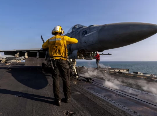 Uydudan kaçamadı: USS Abraham Lincoln Umman Denizi'nde