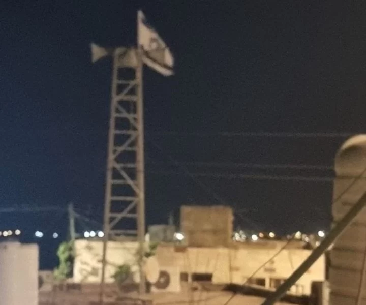 Yahudi yerleşimcilerden Yatta'da provokasyon: Caminin minaresine bayrak asıldı