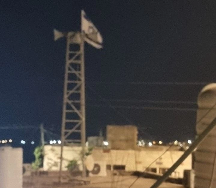 Yahudi yerleşimcilerden Yatta'da provokasyon: Caminin minaresine bayrak asıldı