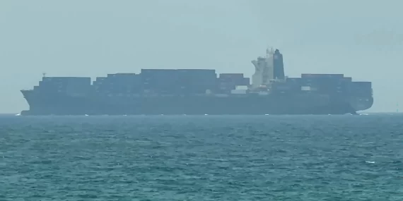 İran'ın kapattığı Hürmüz Boğazı'nda sıra dışı gemi geçişi