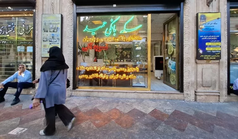 ABD yaptırımları vurdu: Tahran piyasalarında panik ve çöküş