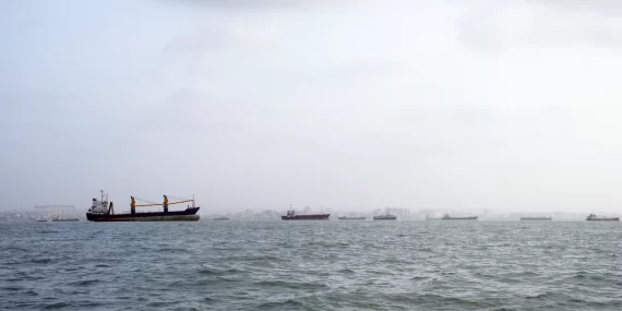 Hürmüz Boğazı'nda tankere saldırı: İsabet alan gemi yandı