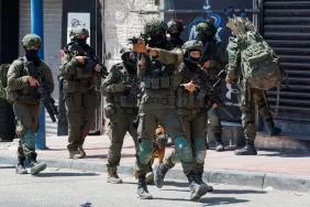 İkinci günde de devam ediyor: İsrail güçleri Kalandiya’ya baskın düzenledi, dükkanları yıktı
