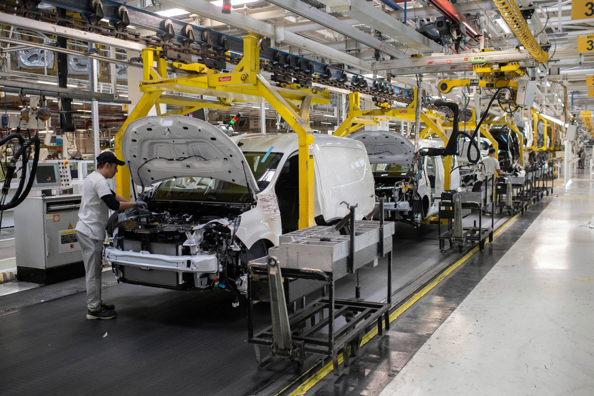 İran savaşı otomotiv devlerini vurdu: Motor yağında acil formül arayışı