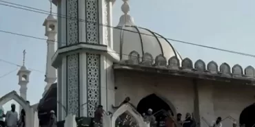 Hindistan'da gözyaşları içinde yıkım: 600 yıllık camiyi elleriyle yıktılar