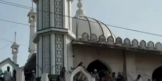 Hindistan'da gözyaşları içinde yıkım: 600 yıllık camiyi elleriyle yıktılar