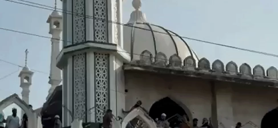 Hindistan'da gözyaşları içinde yıkım: 600 yıllık camiyi elleriyle yıktılar