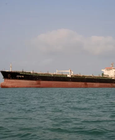 hurmuzde-tanker-savasi-kizisti-petrol-6-haftanin-zirvesinde