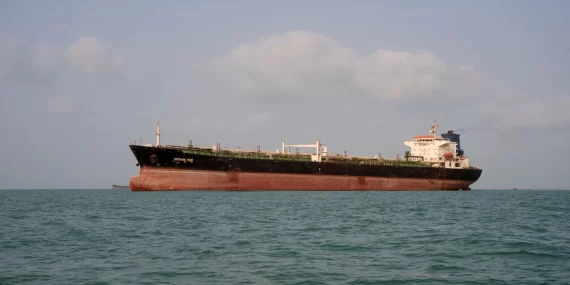 hurmuzde-tanker-savasi-kizisti-petrol-6-haftanin-zirvesinde
