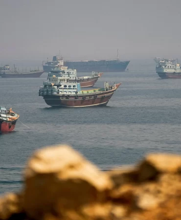 İran Devrim Muhafızları Hürmüz Boğazı'nda petrol tankerini hedef aldı