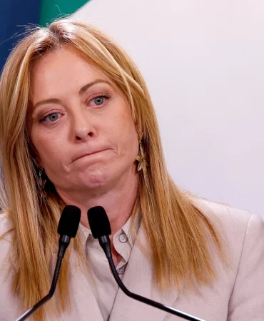 Meloni'den İtalya'daki okullara tartışmalı paket: Peçe yasağı ve yabancı öğrenci kotası