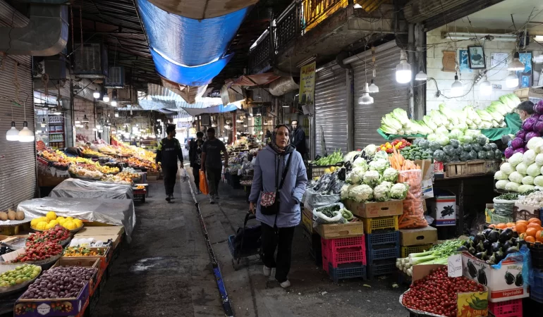 Riyalin tarihi eriyişi: İran'da enflasyon ve mutfak yangını