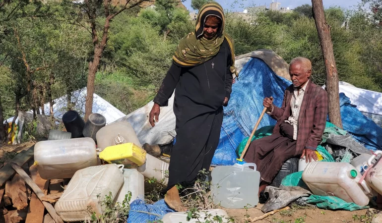 "Sivil ile askeri ayırt etmiyorlar": Yemenliler Husi kontrolündeki bölgelerden neden kaçıyor?