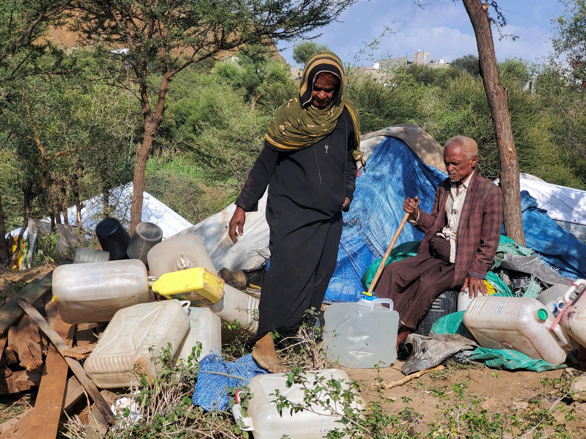 "Sivil ile askeri ayırt etmiyorlar": Yemenliler Husi kontrolündeki bölgelerden neden kaçıyor?