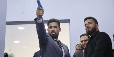 Suriye Sağlık Bakanı'nın silah denemesi Şam Fuarı'nda gündem oldu