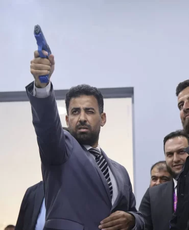 Suriye Sağlık Bakanı'nın silah denemesi Şam Fuarı'nda gündem oldu