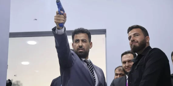 Suriye Sağlık Bakanı'nın silah denemesi Şam Fuarı'nda gündem oldu