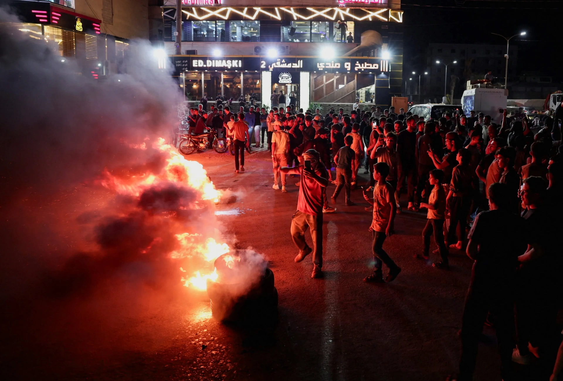 Suriye'de akaryakıt zammı sokakları karıştırdı: "Bakan istifa"