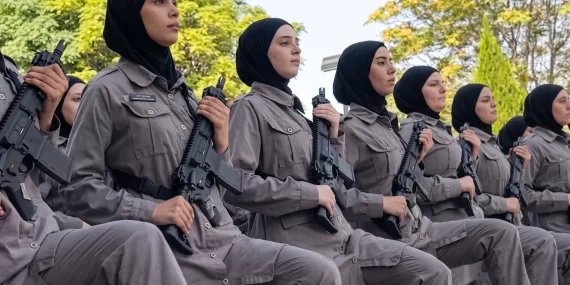 Suriye'de kadın polisler sahada: Güvenlikte yeni bir dönemin kapısı mı aralanıyor?