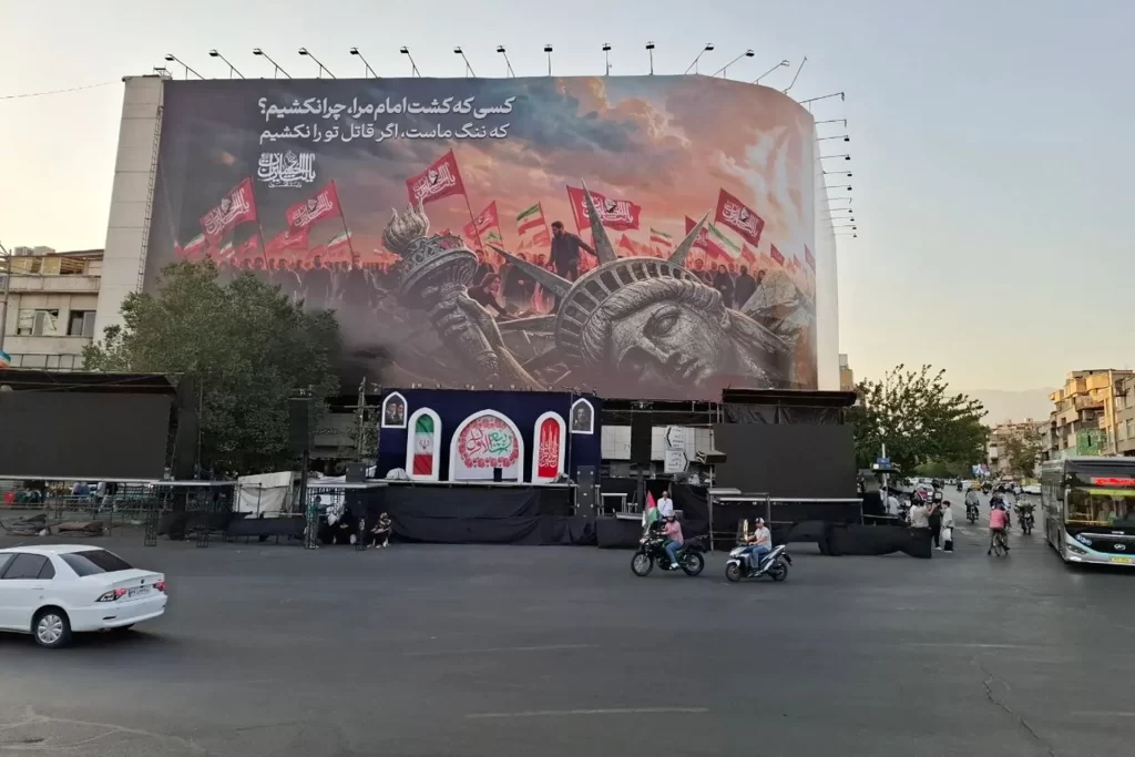 Tahran sokaklarında görsel savaş: Duvarlar meydan okuyor